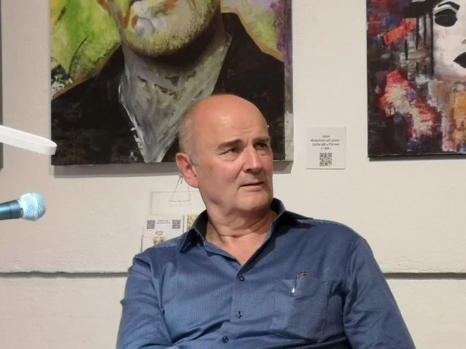 Lesung bei der Finissage zugunsten Julian Assange im Kulturzentrum Spittelberg im Amerlinghaus am 19.07.2024 [Fotocredits: Zeitenwende-Magazin]